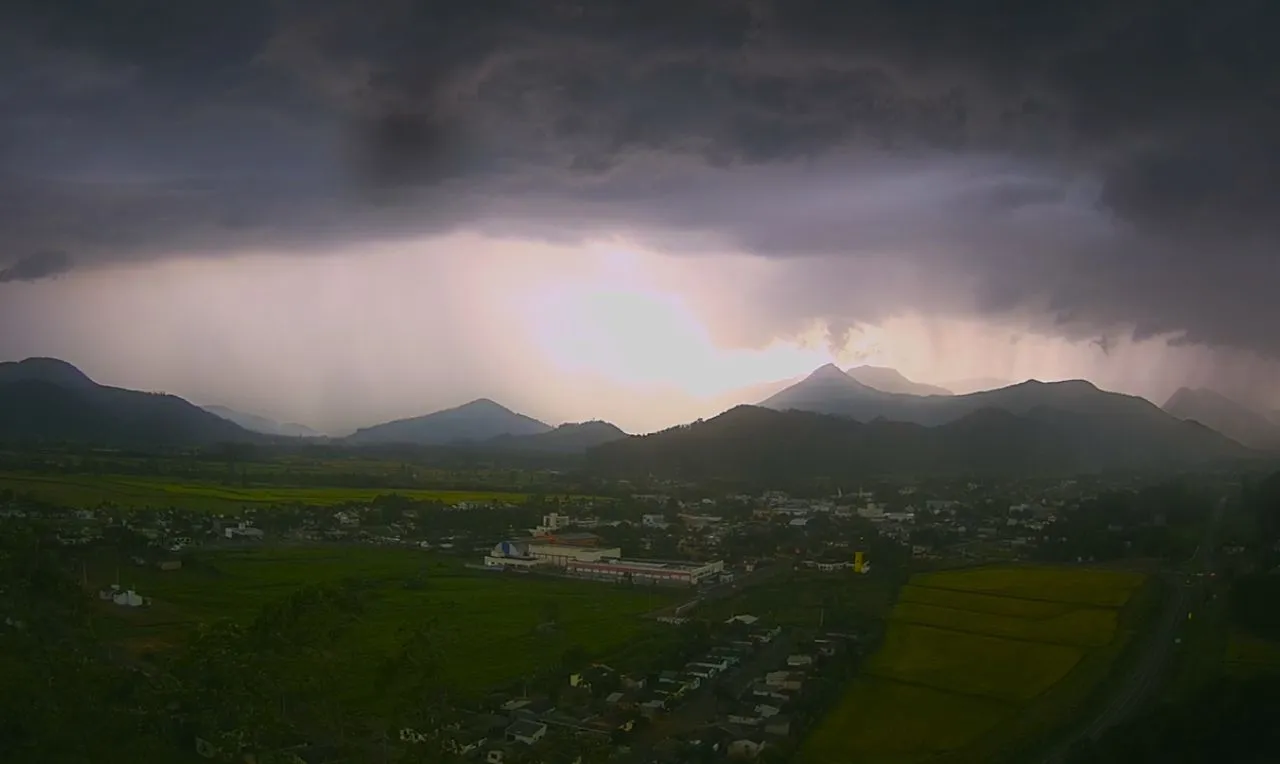 A imagem mostra o avanço de chuva intensa em um cidade do sul do Brasil